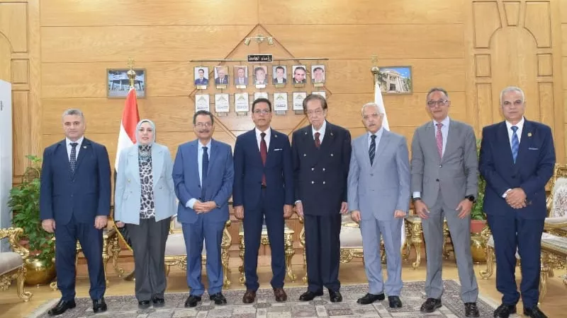 رئيس جامعة أسيوط يكرّم الدكتور عمر ممدوح شعبان تقديرًا لجهوده في ملف التصنيفات الدولية