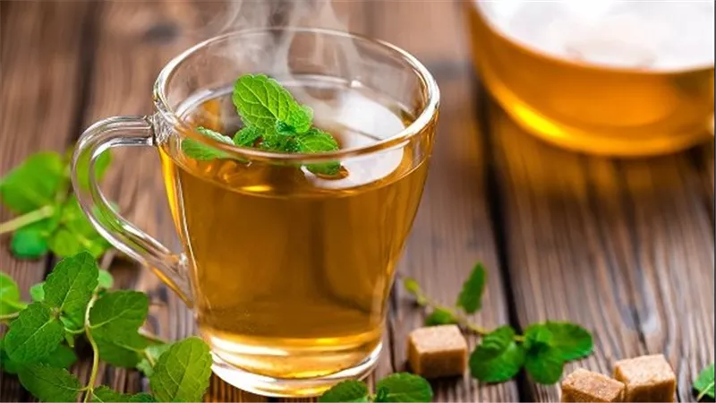 الشاي الأخضر بالليمون.. فوائد للهضم وأضرار تستحق الانتباه