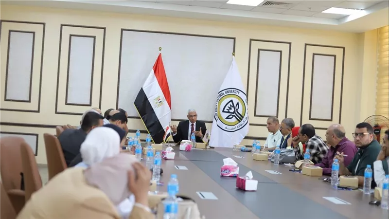 رئيس جامعة جنوب الوادي الأهلية يستعرض خطة التطوير