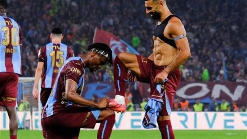 دوري المؤتمر يتغني بـ محمد صلاح قبل مباراة طرابزون سبور ضد كوبس الفنلندي