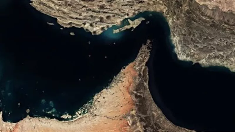 غرق سفينة وإصابة أخرى ترفعان علم سنغافورة في مضيق هرمز