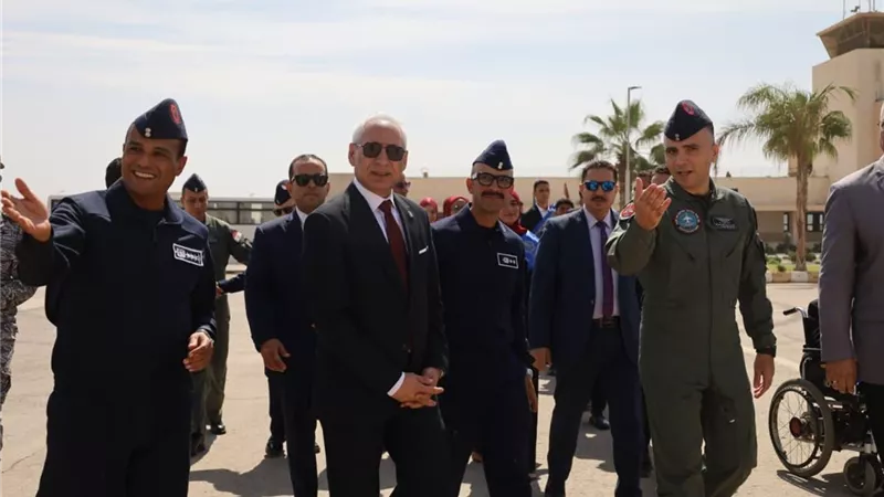 رئيس جامعة المنيا يقود وفدًا طلابيًا في زيارة لمطار المنيا لتعزيز الوعي الوطني