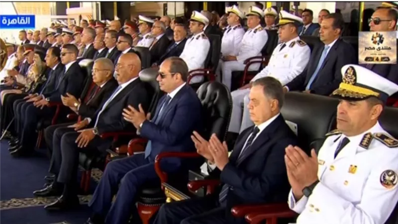 الرئيس السيسي يتسلم هدية تذكارية من رئيس أكاديمية الشرطة