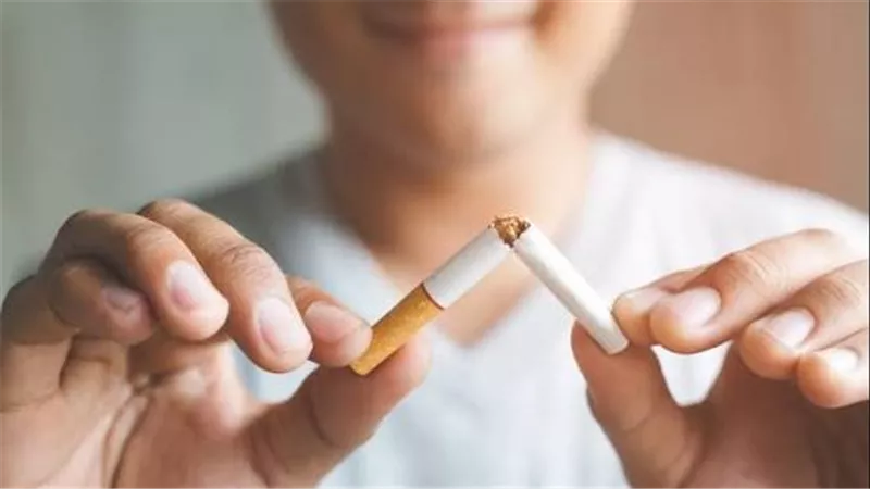 طبيب: بذورعباد الشمس والحلوى قد تساعد على الإقلاع عن التدخين