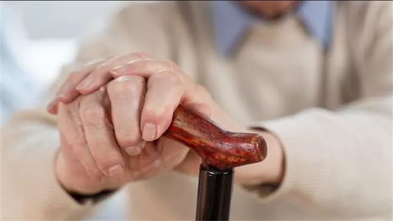حالات وضوابط استمرار الموظف في وظيفته بعد سن الستين