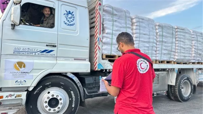 الهلال الأحمر يدفع بقافلة زاد العزة 296 محملة بالمساعدات الإنسانية إلى غزة 