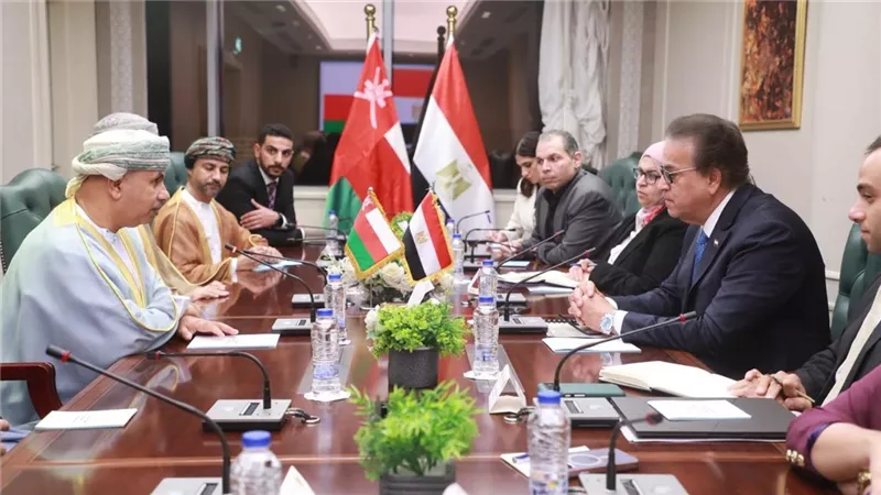 وزير الصحة يلتقي نظيره العُماني لبحث تعزيز التعاون المشترك في المجالات الصحية