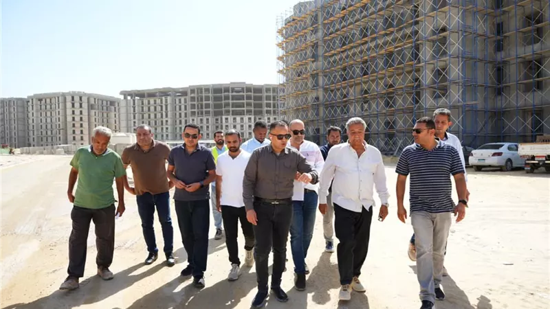 رئيس جهاز العلمين الجديدة يتابع مستجدات تنفيذ الحي اللاتيني ويوجه بتسريع وتيرة الأعمال