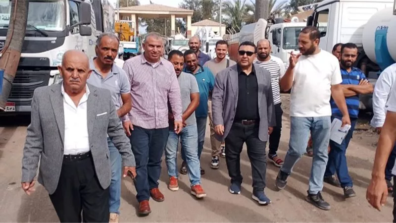 رئيس مياه القناة يتفقد الحملة الميكانيكية ويتابع جاهزية المعدات والسيارات استعدادًا للشتاء