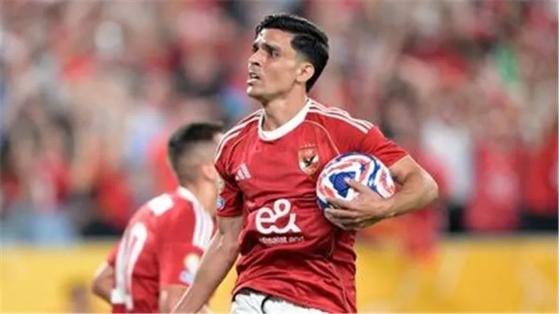 أشرف بن شرقي لاعب الأهلي