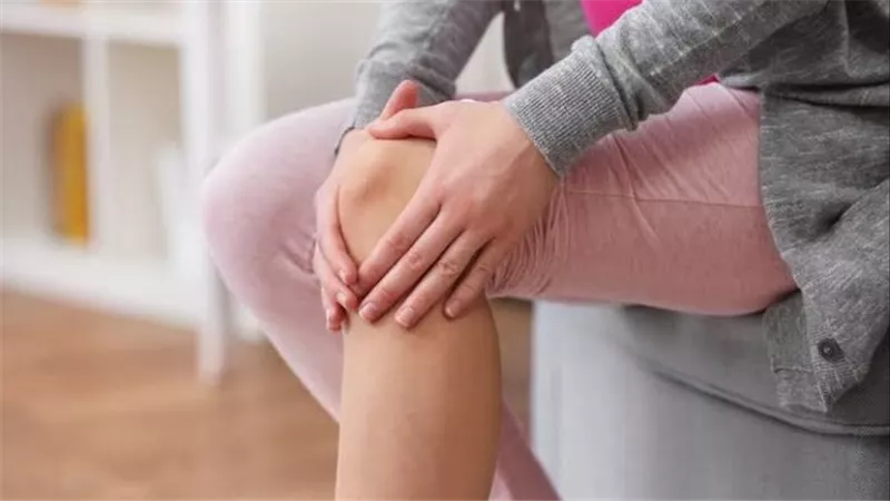هل يهدد الوقوف الطويل في المطبخ مفاصلك؟.. علامات تحذيرية لا تتجاهليها
