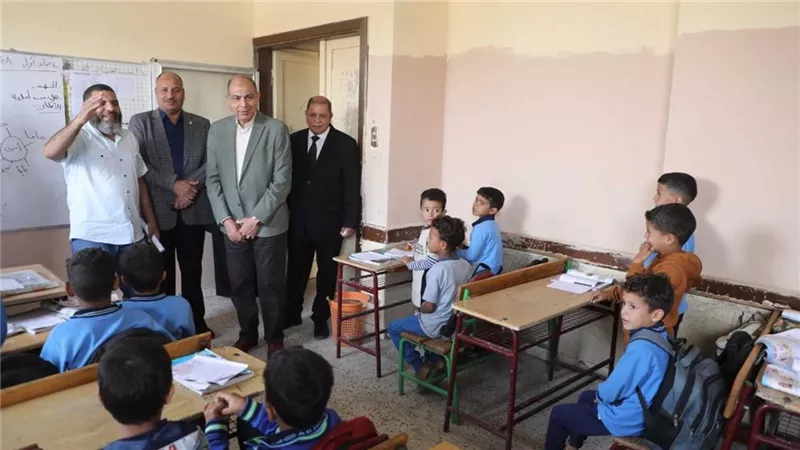 محافظ المنيا يتفقد احدى مدارس قرى الظهير الصحراوى