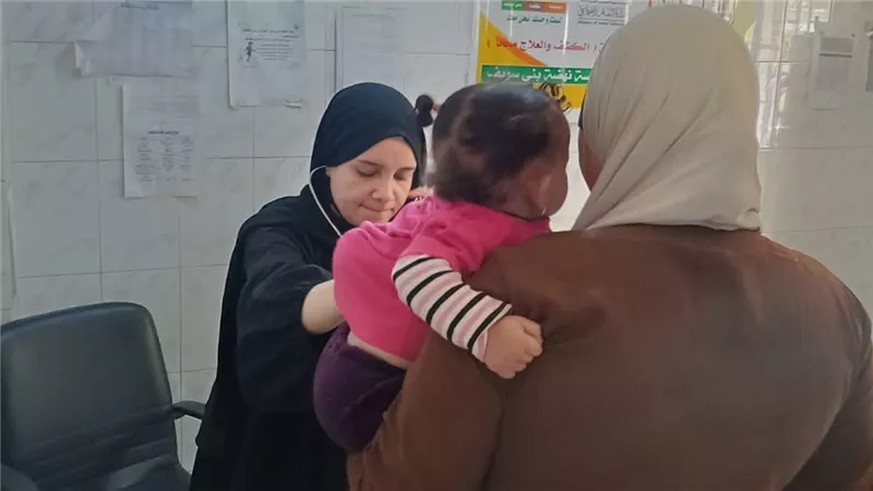 الكشف وصرف العلاج بالمجان لـ 725 مواطنا  بقرية باهناسيا 