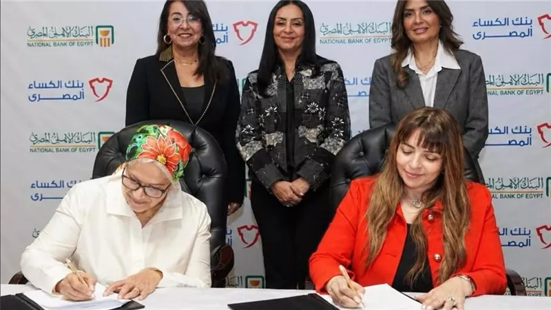 البنك الأهلي المصري يوقع بروتوكول تعاون لتنفيذ مشروع «ملابس الكرامة» لدعم الفئات الأولى بالرعاية 