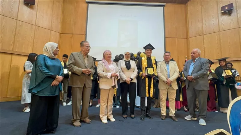 رئيس أكاديمية الفنون تشهد حفل تخرج الدفعة الرابعة من مدرسة الفنون للتكنولوجيا التطبيقية