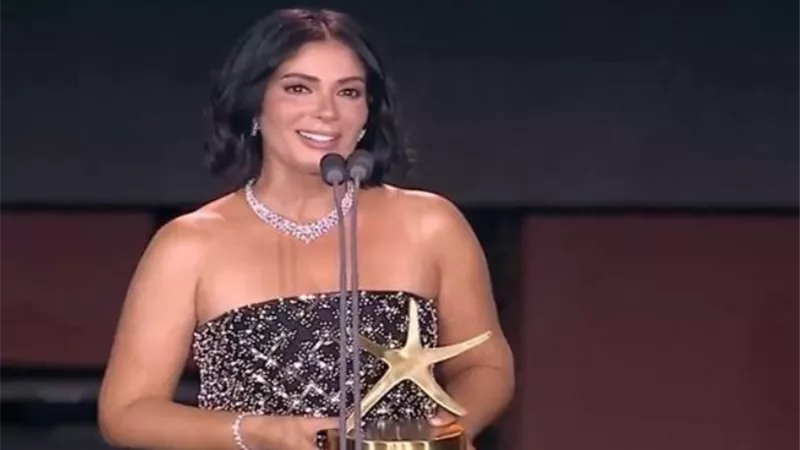 الفنانة منى زكي