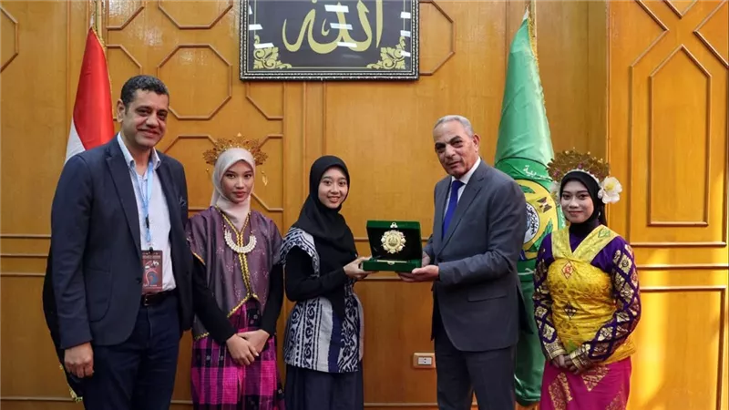 محافظ الإسماعيلية يكرم الوفود المشاركة في مهرجان الفنون الشعبية