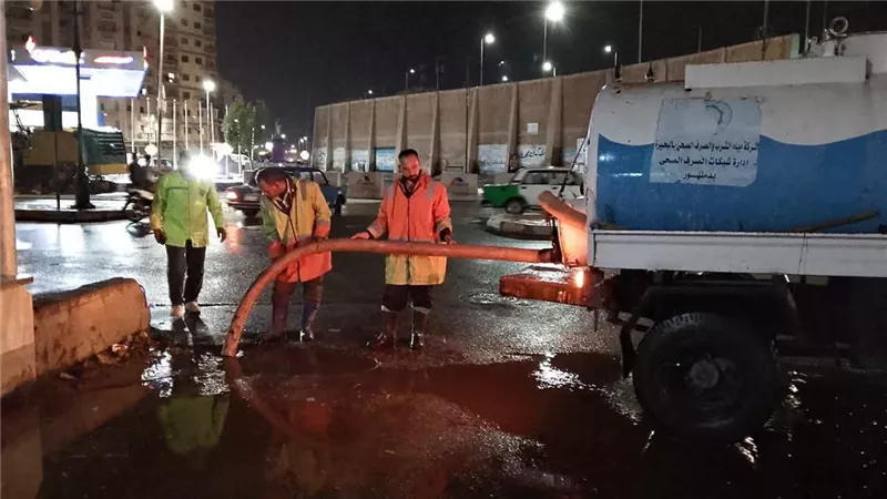 ١٥ دقيقة مطر حولت الشوارع لتجمعات مياة بالبحيرة 