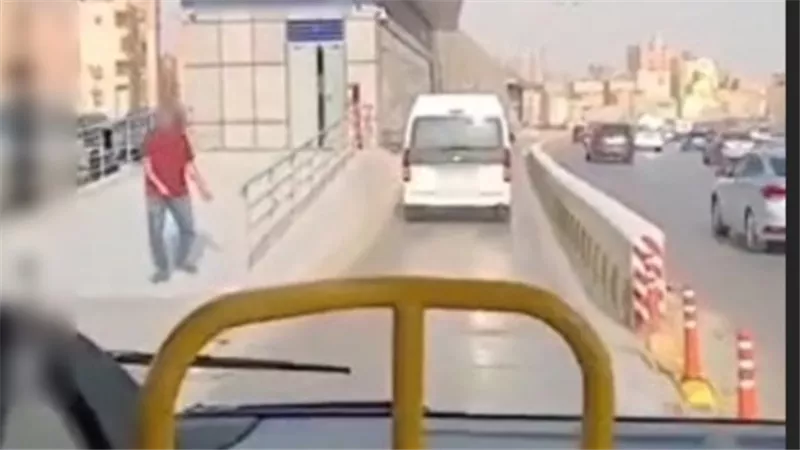 ضبط سائق ميكروباص سار عكس الاتجاه بالطريق الدائري عبر مسار الأتوبيس الترددي
