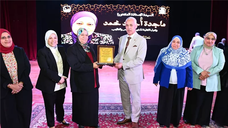 رئيس جامعة أسيوط يشهد حفل تخرج الدفعة الأربعين بكلية التمريض 