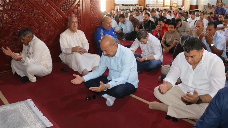 المحافظ أثناء صلاة