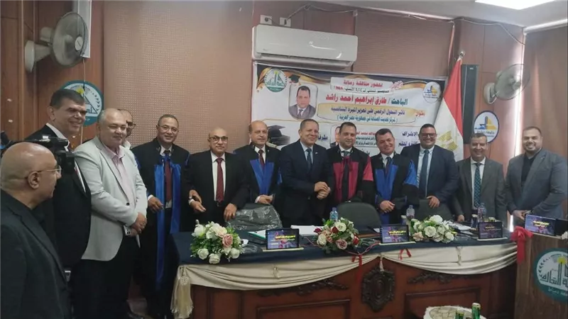 رئيس جامعة دمياط يشهد مناقشة رسالة ماجستير بكلية التجارة