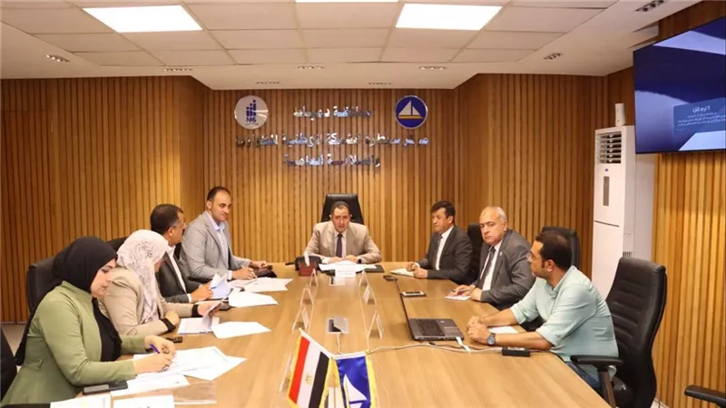 محافظ دمياط يناقش
