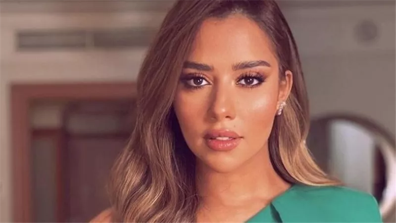 نجمة كبيرة وبنتعلم منك.. بلقيس تهنئ منى زكي على تكريمها بمهرجان الجونة