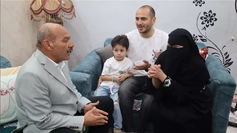 محافظ السويس يزور مواطن مريض بمنزله ويوجه بسرعة دراسة حالته الصحية والإجتماعية