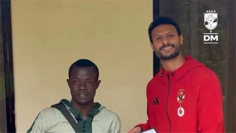 أسطورة في كل مكان.. طفل أوغندي يهدي محمد الشناوي مجموعة هدايا تذكارية