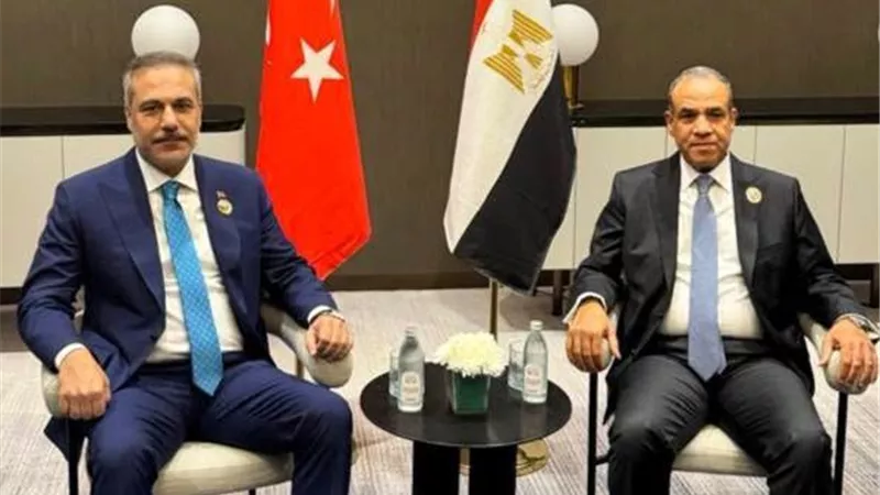 وزير الخارجية يلتقي نظيره التركي خلال مشاركته في اجتماعات منظمة التعاون الإسلامي في بغداد