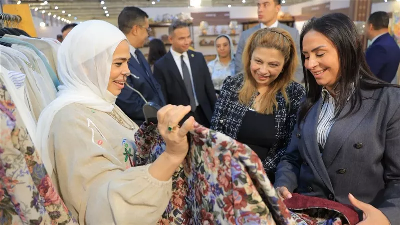 وزيرة التضامن تتفقد جناح صندوق دعم الصناعات بمعرض تراثنا