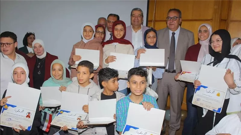 تكريم أبناء العاملين المتفوقين بمستشفيات جامعة الزقازيق