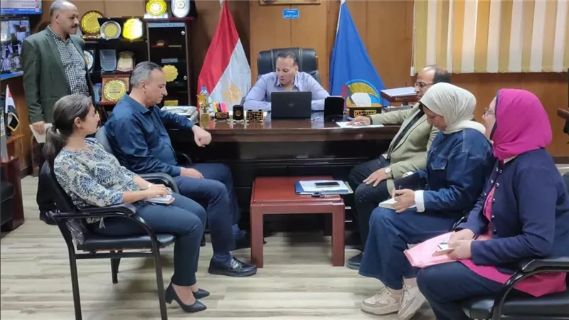 اجتماعًا موسعًا مع  مديري الإدارات الصحية