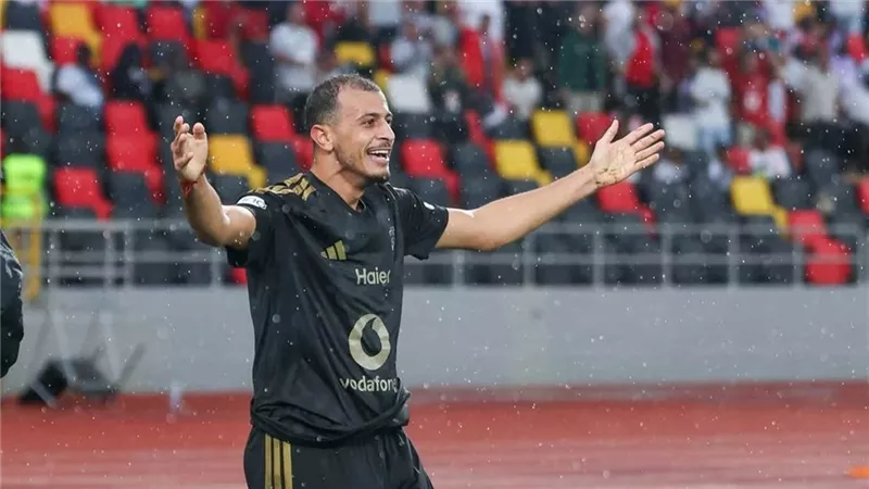 عمر الساعي أمام كيتارا الأوغندي