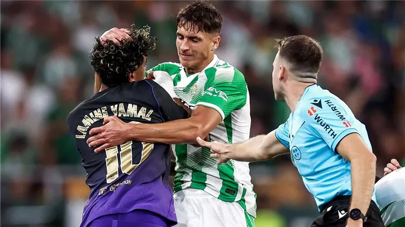واقعة طرد لاعب ريال بيتيس بعد اعتدائه علي لامين يامال