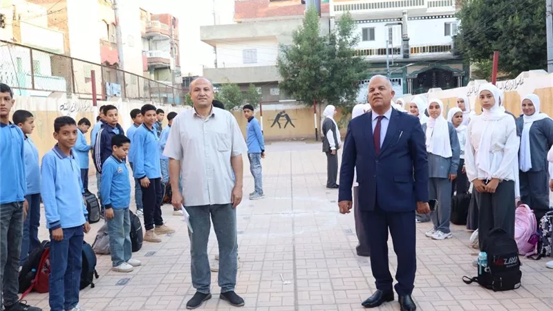 الدكتور خالد قبيصي في طابور الصباح بمدرسة ميت خيرون