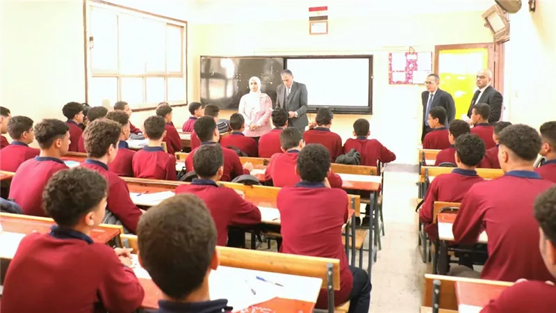 سعيد عطيه يتفقد الاختبارات الشهرية