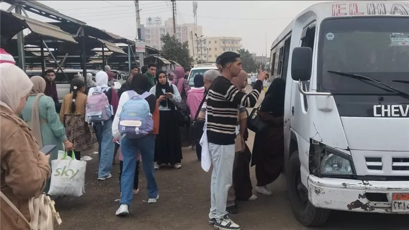أزمة المواصلات في كفر الشيخ.. الركاب «رهائن» على المواقف