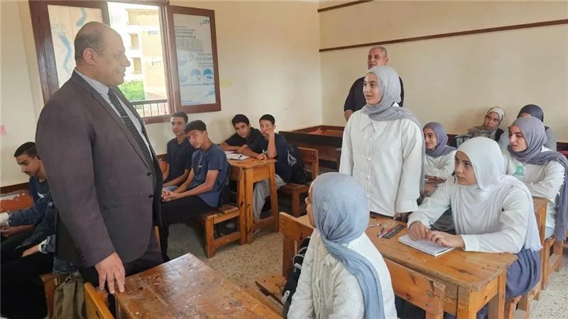وكيل تعليم المنوفية خلال الجولة