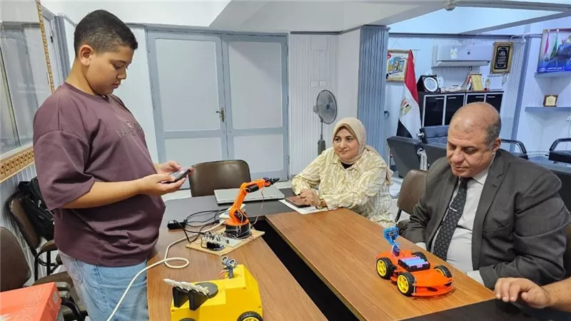 وكيل تعليم المنوفية مع المبتكر الصغير