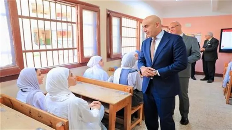 وزير التعليم يتحاور مع إحدى الطالبات 