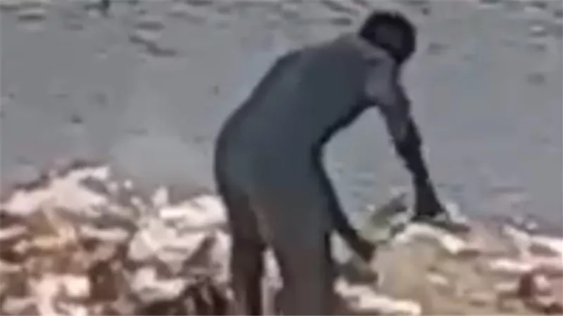المتهم اثناء إلقاء القمامة 