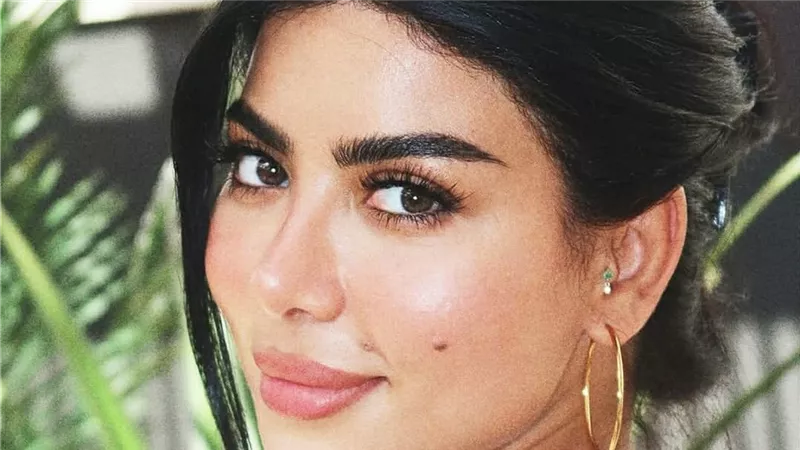 الفنانة كارولين عزمى
