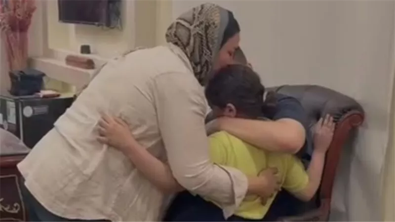 فرحة الأسرة بعد عودة طفلتها 