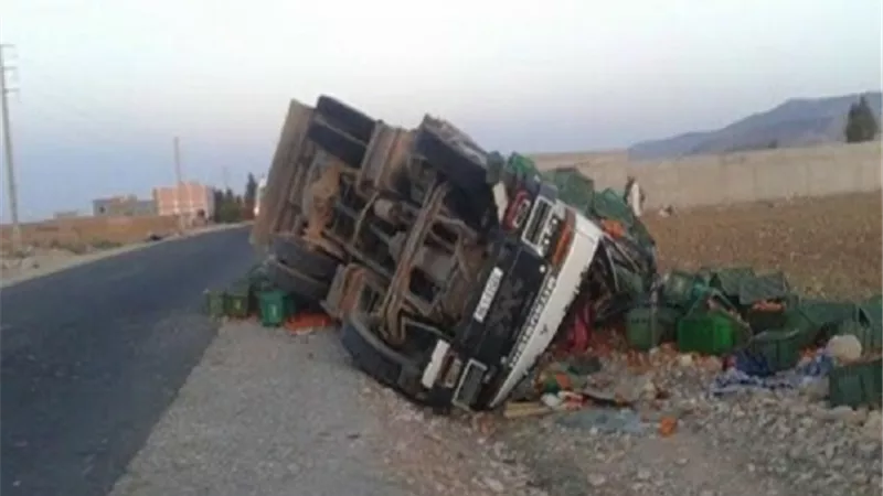إنقلاب شاحنة بضائع وإصابة سائقها على طريق الداخلة العوينات بالوادى الجديد
