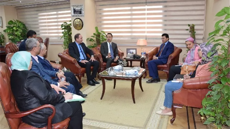 وزير الشباب يبحث سبل التعاون مع رئيس مجلس امناء الجامعة الالمانية