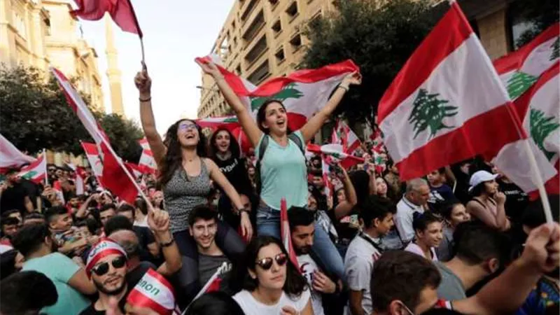 لبنان.. شارع لا يتراجع وحلول في مهب الريح