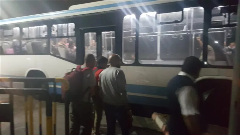بالصور .. الطيران : اتوبيسات لنقل الركاب المتأخرين لمباني مطار القاهرة