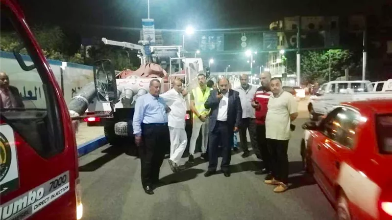 رئيس شركة مياة القناة يتابع حالة الشوارع ليلاً